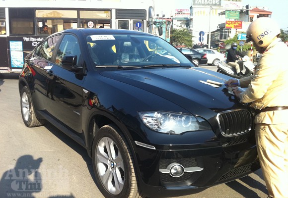 “Thiếu gia” đi BMW X6, “phun mưa” về phía công an ảnh 2