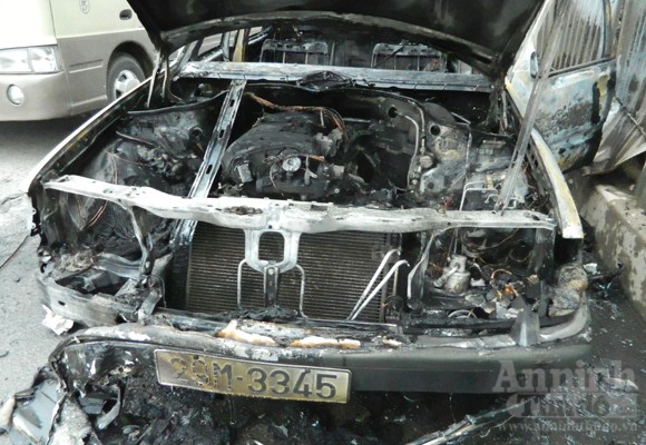 Mercedes E300 hóa tro tàn trên phố Nguyễn Xiển ảnh 3