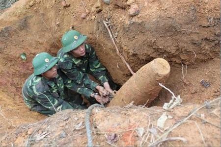 Vớ phải bom tạ, chủ xà lan không cấp báo mà đem...thả xuống kênh ảnh 1