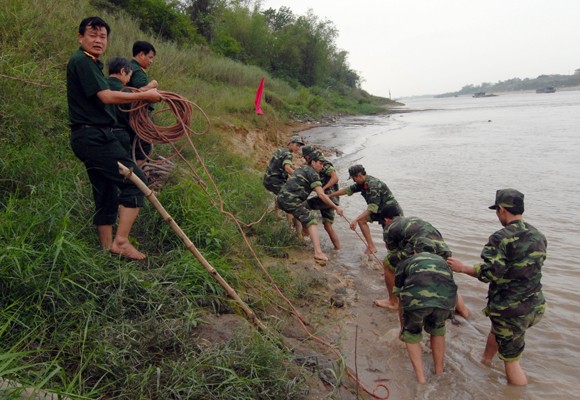 Mò sắt trên sông Đuống, vớt được…bom tạ ảnh 2