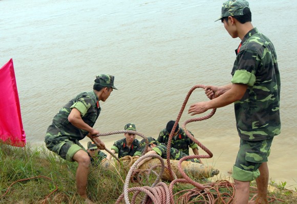 Mò sắt trên sông Đuống, vớt được…bom tạ ảnh 3