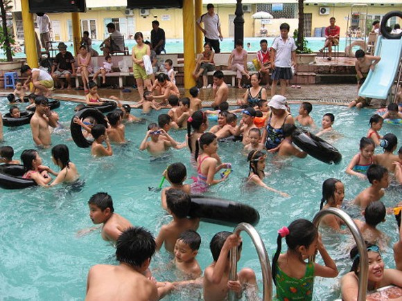 Nắng gắt, bể bơi Hà Nội đông bất thường ảnh 1