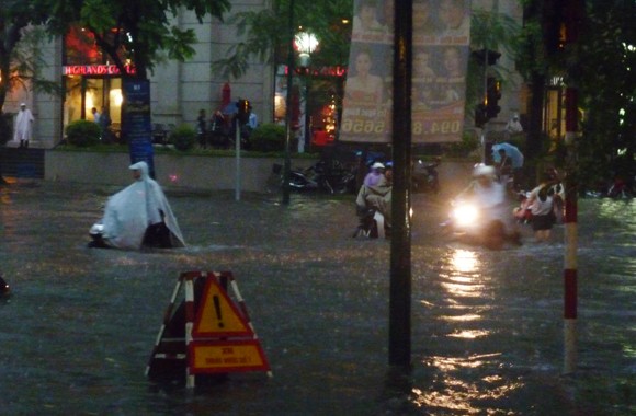 Hà Nội ngập úng sau trận mưa giải nhiệt ảnh 4