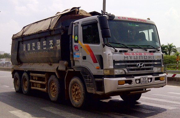 "Hung thần" phóng ào ào, vãi cát trên đường cao tốc ảnh 2