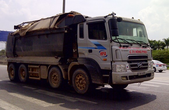 "Hung thần" phóng ào ào, vãi cát trên đường cao tốc ảnh 1