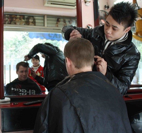Cắt tóc, rửa xe, đánh giày hốt bạc ngày cuối năm ảnh 3