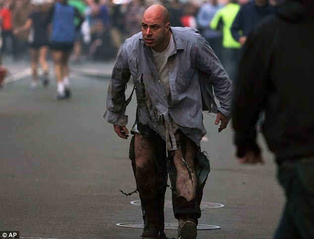Khủng bố đẫm máu tại giải marathon Boston, 130 người thương vong ảnh 4
