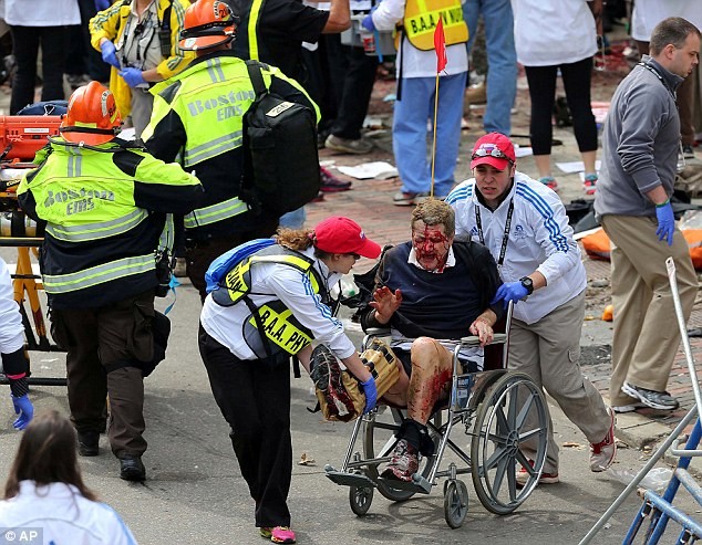 Khủng bố đẫm máu tại giải marathon Boston, 130 người thương vong ảnh 5