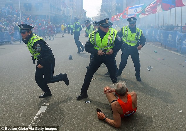 Khủng bố đẫm máu tại giải marathon Boston, 130 người thương vong ảnh 3