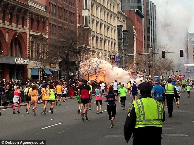 Khủng bố đẫm máu tại giải marathon Boston, 130 người thương vong ảnh 1