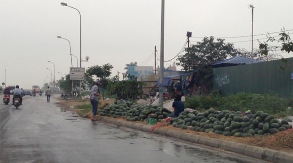 HN: Dưa hấu ê hề vỉa hè, bán tống bán tháo 6.000đ/kg ảnh 2