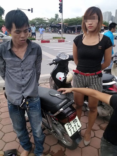 Giấu ma túy trong tất chân, chở “kiều nữ” tung tăng trên phố ảnh 1