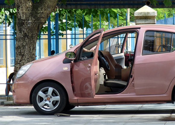 Hải Phòng: Nam thanh niên tự lột quần áo nằm ngủ ngoài đường ảnh 1