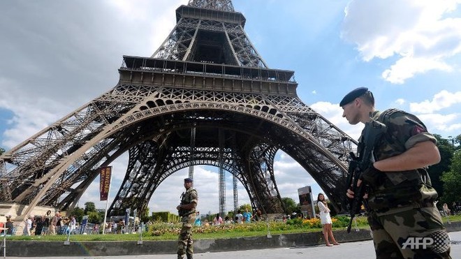 Tháp Eiffel sơ tán du khách do bị đe dọa ảnh 1