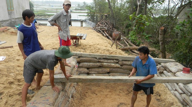 Dân đào hầm, quân đội đưa xe lội nước vào đối phó siêu bão Hải Yến ảnh 3