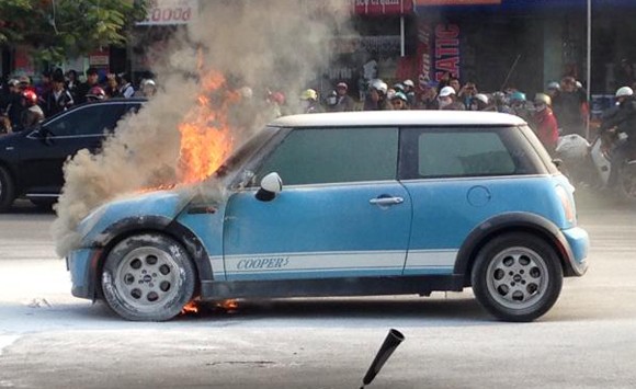 Hà Nội: Mini cooper bốc cháy giữa đường ngày cuối năm ảnh 1