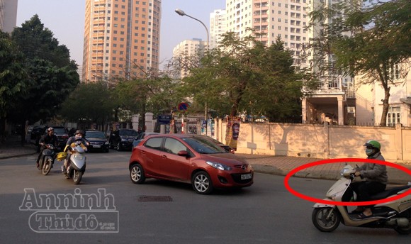 "Chiêu" mới: Dùng vam nhọn chọc thủng kính ôtô, trộm đồ ảnh 2