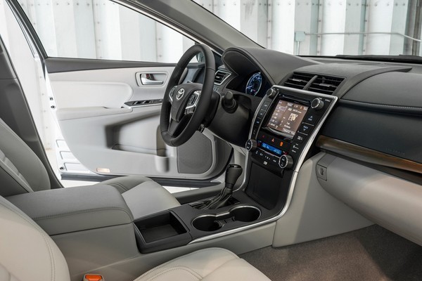 Toyota Camry 2015: Trẻ trung và "ngầu" hơn ảnh 2