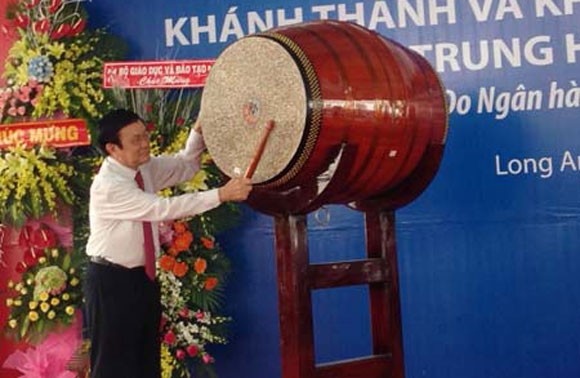 Chủ tịch nước Trương Tấn Sang dự lễ khai giảng tại Trường THPT Hậu Nghĩa ảnh 1