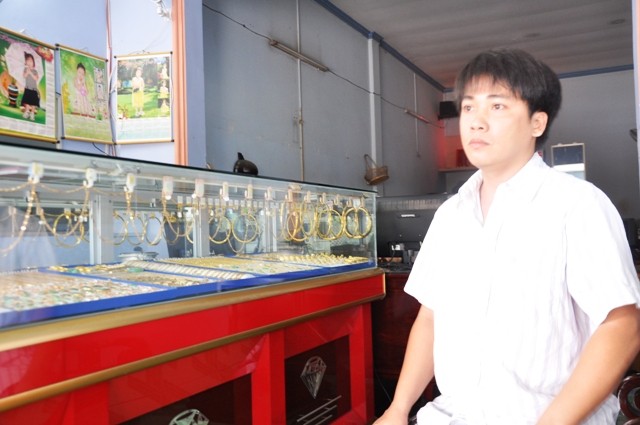 Chán đời, giả làm thiếu tá công an mang bom giả cướp tiệm vàng ảnh 2