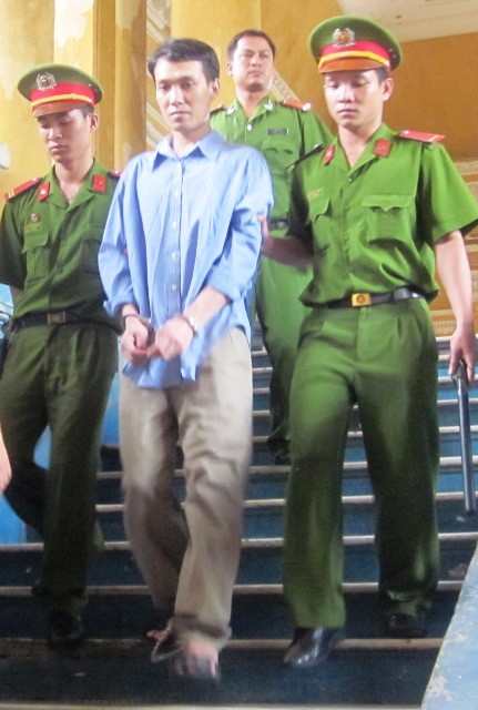 Nghi vợ ngoại tình, đè vợ vào vũng xăng thiêu sống ảnh 1