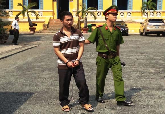 Bênh vợ, anh em trai rủ nhau chém gãy cổ anh đồng hao ảnh 2