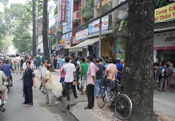 Sẩy chân ngã từ lầu 5, bé trai 5 tuổi chết thảm thương ảnh 2