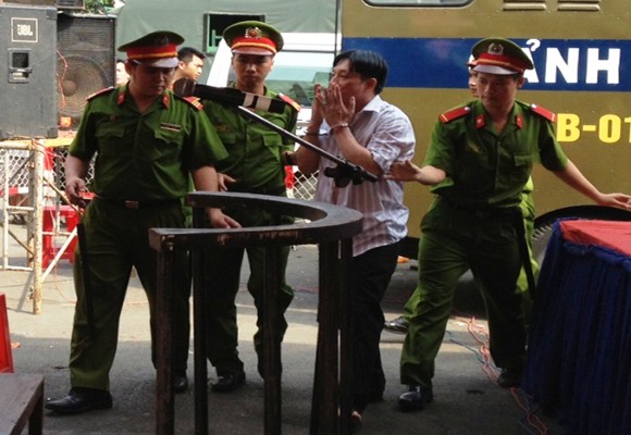 Kẻ giết người thản nhiên hôn gió tại phiên xử án ảnh 2