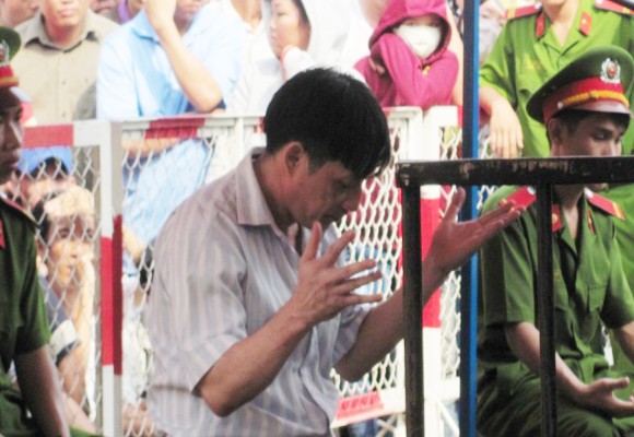 Kẻ giết người thản nhiên hôn gió tại phiên xử án ảnh 3