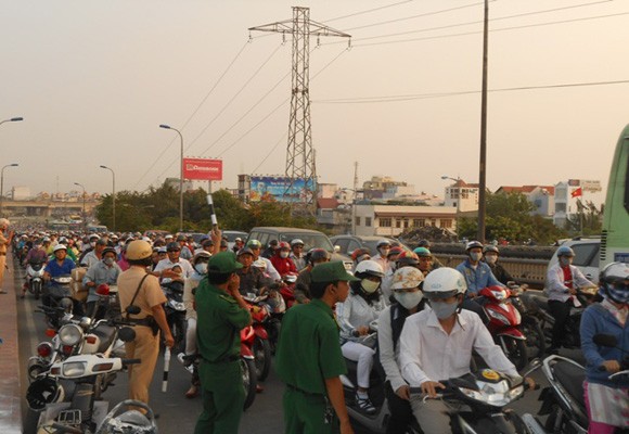 Xe máy cháy trơ khung trên cầu Bình Triệu 2 ảnh 2