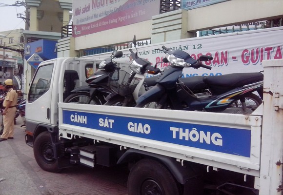 Xem CSGT xử phạt và tuyên truyền đội MBH cho trẻ em khi giao thông ảnh 3