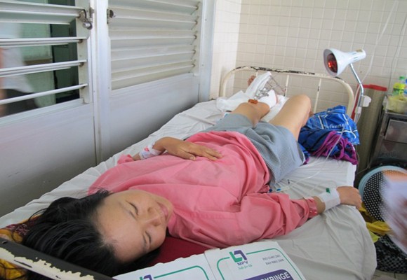 BV Chợ Rẫy nối lại bàn chân bị đứt lìa cho chị Oanh ảnh 1