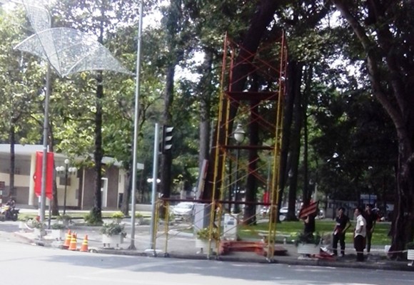 Sập giàn giáo khi treo đèn trang trí, 3 công nhân nhập viện ảnh 1
