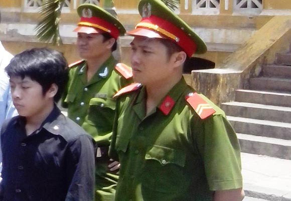 Mê "phim đen", thiếu niên 2 lần hãm hiếp bé gái ảnh 1