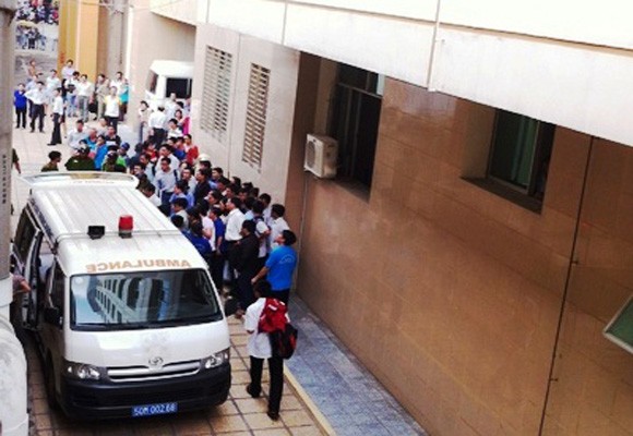 Cả trăm sinh viên hoảng sợ khi nam thanh niên nhảy lầu tự vẫn ảnh 2