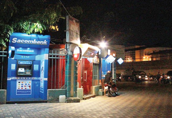 Mới ra tù, con nghiện rình rập ở trụ ATM để cướp ảnh 1