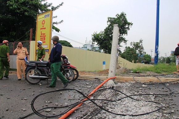 Xe tải kéo ngã cột điện, hai người đi đường nhập viện cấp cứu ảnh 4