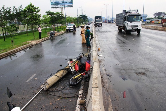 Xe tải kéo ngã cột điện, hai người đi đường nhập viện cấp cứu ảnh 1
