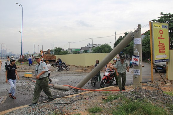 Xe tải kéo ngã cột điện, hai người đi đường nhập viện cấp cứu ảnh 2