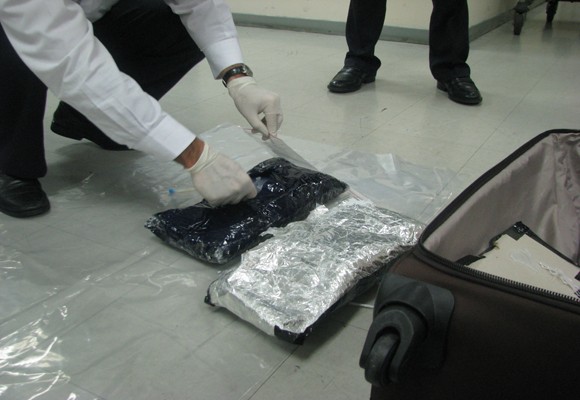 Hải quan sân bay phát hiện 2kg ma túy đá trong valy hành khách ảnh 1