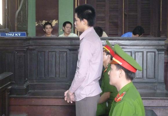 Đưa bé gái đi học, chở thẳng về phòng trọ làm chuyện… người lớn ảnh 1