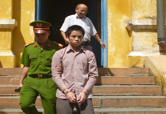 Đưa bé gái đi học, chở thẳng về phòng trọ làm chuyện… người lớn ảnh 2