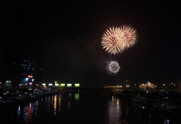 TP.HCM: Màn pháo hoa chào đón năm mới 2014 đẹp lung linh ảnh 13