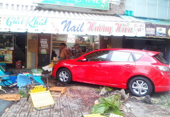 Mất lái, xe ô tô tông hàng loạt nhà dân ảnh 2