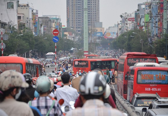 Nữ sinh viên bị xe khách cán chết giữa phố đông người ảnh 3