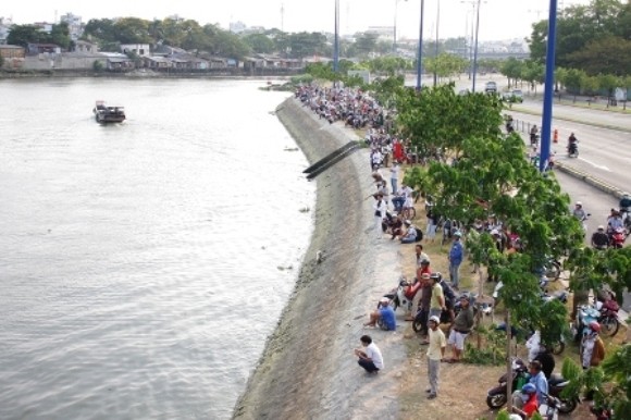 4 giờ lặn tìm nam thanh niên nhảy cầu tự vẫn ảnh 2