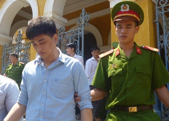 Va chạm tại bar, “dân chơi” rút dao đâm thấu ngực đối thủ ảnh 1