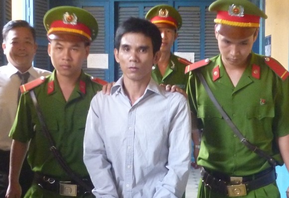 Vợ đòi ly hôn, chồng đâm trọng thương vợ khi vừa ra khỏi trụ sở tòa án ảnh 1