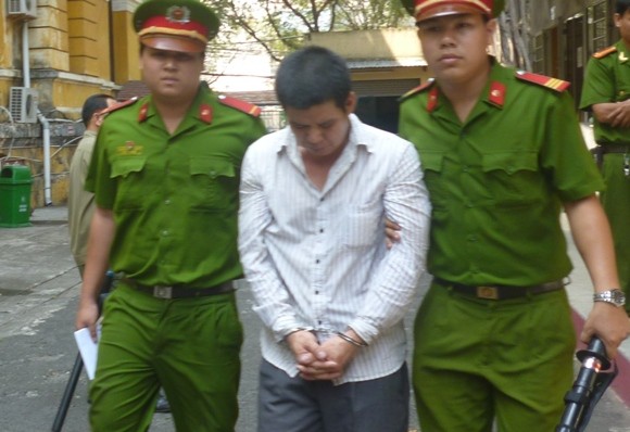 Vợ đi vắng, dượng dụ cháu gái về nhà “quan hệ” ảnh 1