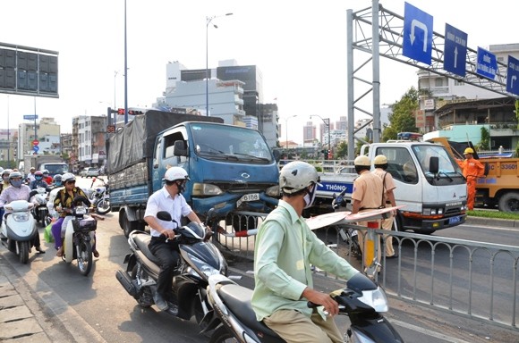 Xe tải “làm xiếc” trên dải phân cách, một người đi đường trọng thương ảnh 1
